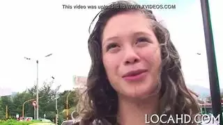 هي لا تتحدث الإسبانية، لكن فرجها يفعل في هذا المشهد الإباحي