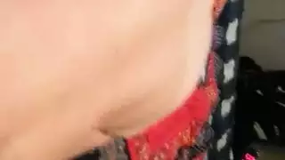 فرجها يقطر بعد نك عميق على الأريكة وهي مرتدية تلك الجوارب الحمراء الطويلة