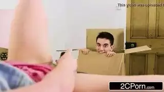 شابان شابان يمارسان الجنس بقوة في مشهد جماعي