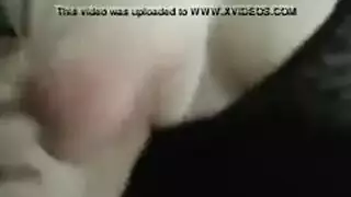 ثدييها مكشوفان، تُمسك بقوة، وتُنك في فعل إباحي خشن