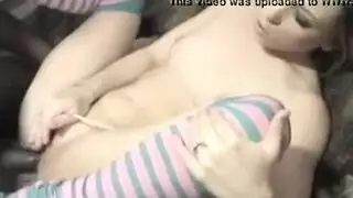 تأخذ عضوه الأسود السميك إلى السرير لجلسة إباحية جامحة