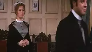 لعب أدوار حار: رجل مسيطر ينيك الخادمة المستسلمة بوضعية الكلب