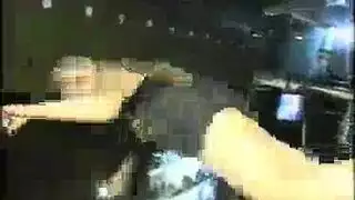 راقصة بطن مثيرة تمارس الجنس مع الحشد في مهرجان خارجي