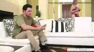 ميلف مغرية بالدانتيل القرمزي تمص وتنيك سائقها
