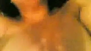 زوجة خائنة بمؤخرة سمينة: جنس صريح عاري في غرفة نوم عشيقها