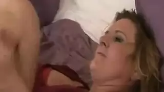 سحاقيات ناضجات ممتلئات: فرك مهبلي صريح ورعشات جسدية شهوانية