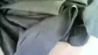 عاهرة محجبة تمارس جنسًا خشنًا في السيارة مع شابين عربيين