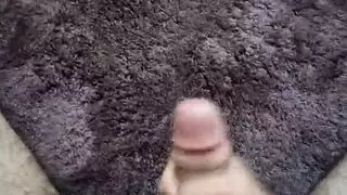 استمناء غاضب على انتصاب مشعر يقذف بقوة على الحصيرة