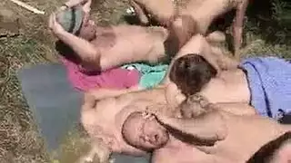 علاقة جنسية جماعية صعبة: ثلاث عاهرات تنتهك في الغابة