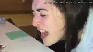 بائع بقضيب وحشي يمارس الجنس بقوة مع ربة منزل متشوقة