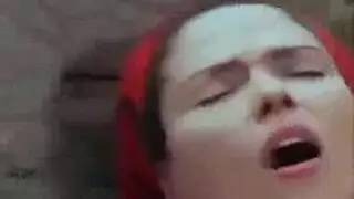 حفلة جنس مركزة على الأثداء: لوسي تضرب وتعصر في الكوخ