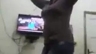 طحن الراقصة العربية يستنزف قضيبه حتى النهاية