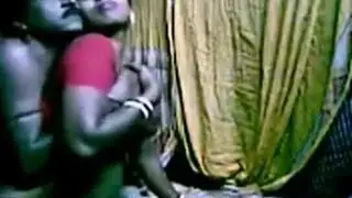 شباب مستقيمون صغار في مشاهد جنس مثلي صريح وبول