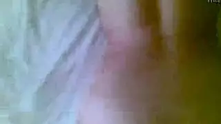 جلسة قاسية لشقراء كبيرة تلاعب مهبلها وتلعقه