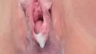  جاسوسة ألمانية موشومة تحصل على ملء فتحاتها في مشهد تخلل مزدوج صريح