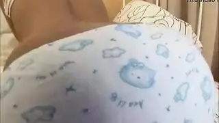 امرأة برونزية مدللة تعلّم عذراء أوروبية كيفية عبادة العضو والانطلاق في المتعة