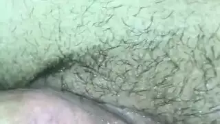 اشترى slear blonde gf ألعابًا جديدة ولعب مع الديك على طاولة بيضاء