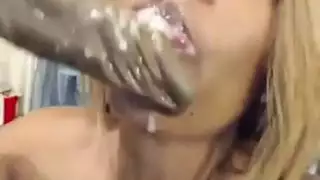 ضخ مؤخرة الفتاة السمراء الضيقة