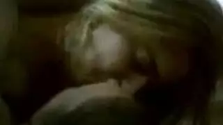 مصرية تركب الزب بعمق وتئن بينما يمسك كسها الأسمر