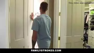 تدخل على اخوها في الحمام و ينيكها