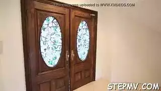 المدملكه تفتح رجولها والشاب يركب كسها وناضجه تركب فوقه وتساعدهم في النيك