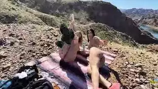 حلم الإيلاج المزدوج مع عاهرتين لا تشبعان