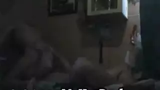 فتاة سمراء ذات أثداء كبيرة تُقَضَّب بقوة بيني باكس