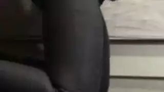 بنات العائلة يخلعن ملابسهن ويلعبن بفتحاتهن الضيقة