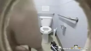 تسجيل خفي للمدير وهو يسيطر عليها في الكابينة جنس صريح كامل