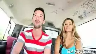 رجال متوحشون يقدمون إباحية قضيب وحشي خام غير مقطوع