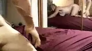 ينيك امراة ابوه وهي متعبة ولابسة احمر