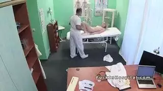 خيال طبي: شقراء تمارس الجنس مع طبيبها الوسيم