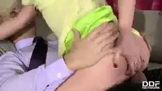 انظروا كم هي جميلة هذه الكلبة هذه الفتاة