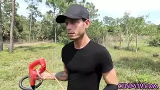 فتاة مراهقة محلوقة تأخذ قضيب أسود ضخم بعنف