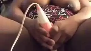 خشب الأبنوس المتأنق يلعب مع كل من ثقوبه