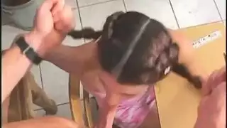 كلوي تجعل أليكس يقذف باستخدام فمها وأصابعها على نقاطه الحساسة