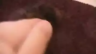 فاجرة تصرخ وهي تأخذ قضيباً أسمر كبيراً في مؤخرتها الضيقة