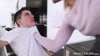 امرأة ناضجة فاتنة تأخذ قضيب عملاق في كل الفتحات