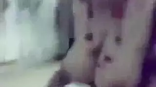 ديوث حقيقي تتناك زوجته قدام عينيه