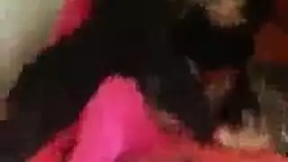 فتيات إضافيات في حفلة الجنس الجماعي