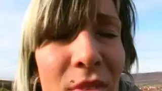 شقراء ذات كس وردي جميل تمارس الجنس في الكعب العالي