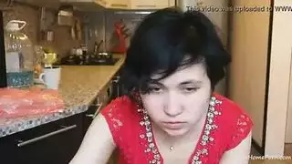 فتاة نحيفة سمراء تأخذ قضيبًا كبيرًا