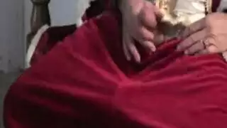 سانتا القوي يدلك قضيبه، حالمًا بثلاثية شهوانية