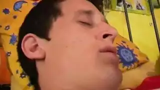 شقراء شابة ساخنة تخدم المدير بفمها ولسانها