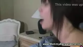 رحلة عنيفة: جماع صريح في سيارة متحركة