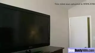 أم ممتلئة ذات ثدي مليء بالإغراء تغوي شابًا خجولًا لممارسة جنسية قوية