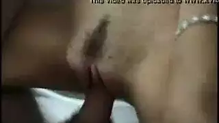 مراهقة إسبانية تتمدد مهبلها الضيق بقضيب وحشي