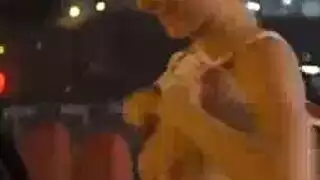 نجم إباحي يخلع ملابسه الداخلية على كاميرا مباشرة