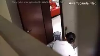 متلصص يسجل ثنائيًا مشاغلًا يمارسان الجنس بعنف في كابينة الحمام