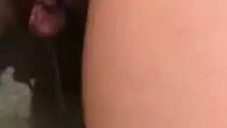جنس جماعي صريح: شاهدها تختنق بالقضيب